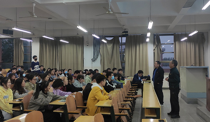 无码
遥感科学与技术系党支部举办党史学习教育思政小课堂4.jpg