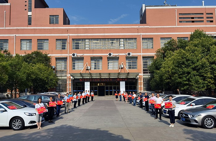 无码
教工爱心车队护航毕业生离校“最后一公里”1.jpg