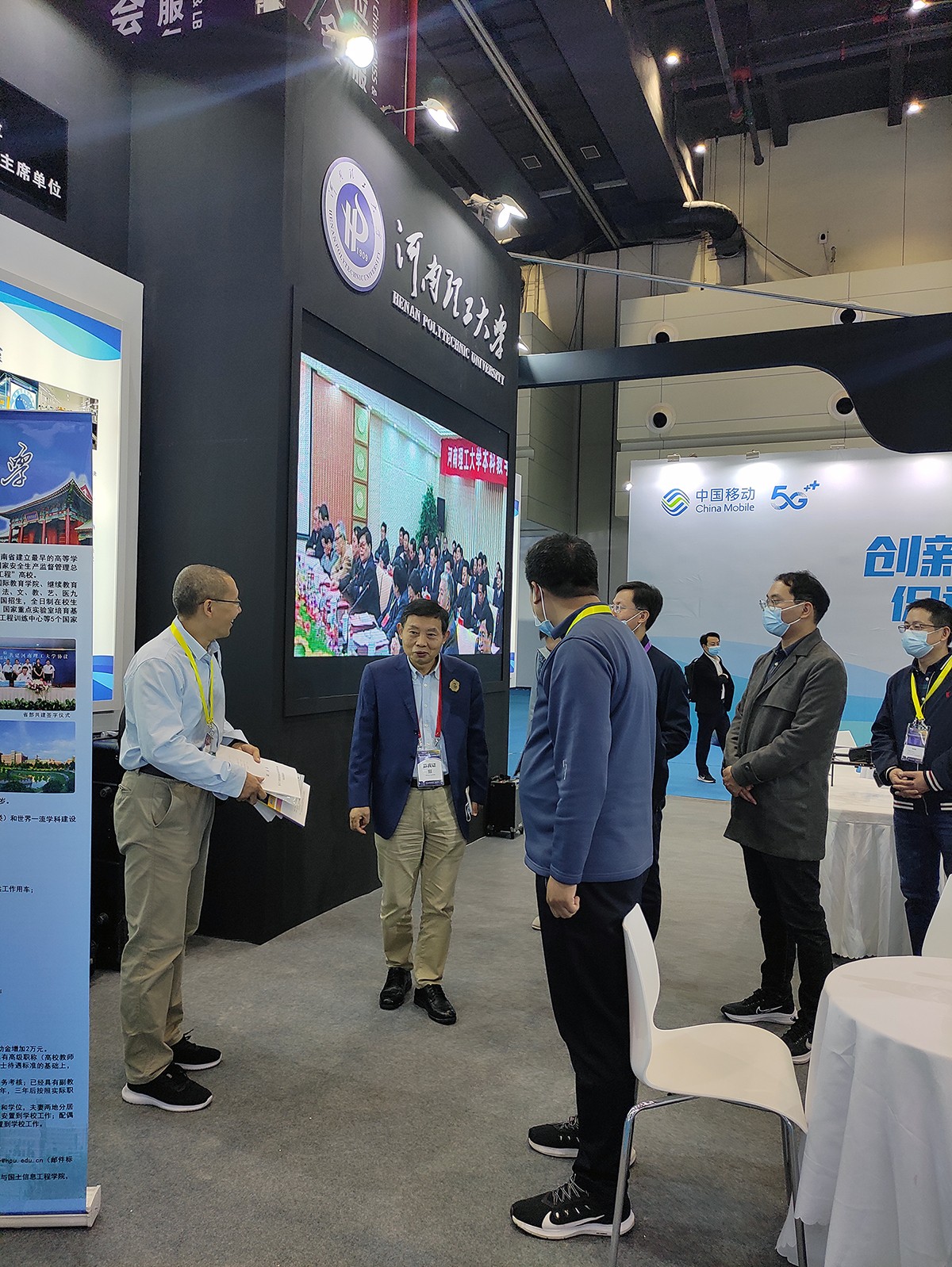 1.中国科无码
杨元喜院士莅临我校展位.jpg